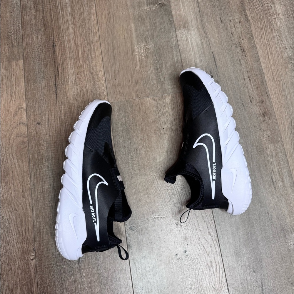 NEW Nike Flex Runner 2 Kids Black and White Sneakers Youth 7 /Womens 8.5 - Picture 2 of 7